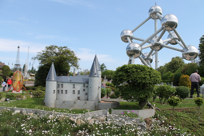 !Widok na Atomium - park Mini-Europe w Brukseli