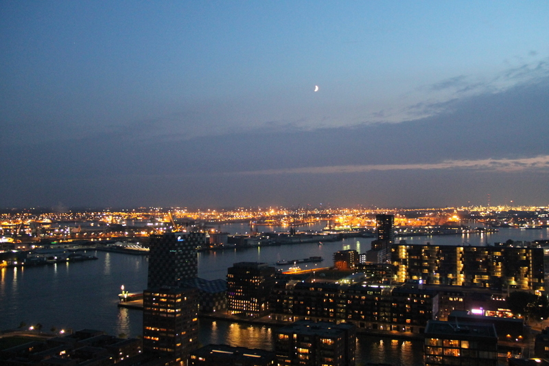 Wieczorny widok z wieży widokowej Euromast na Rotterdam
