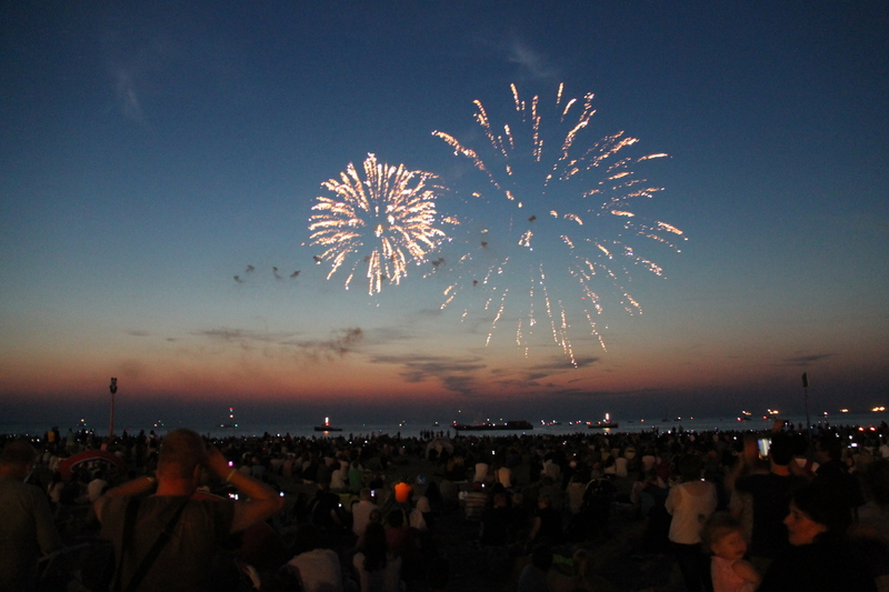 [pokaz fajerwerków na plaży w Hadze]
