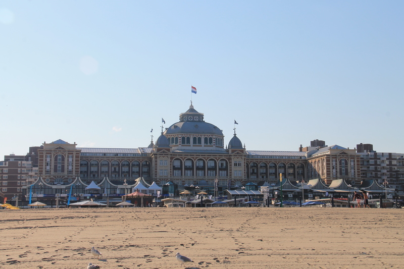 Jeden z najbardziej rozpoznawalnych obiektów w Hadze - Hotel Kurhaus na plaży w Scheveningen