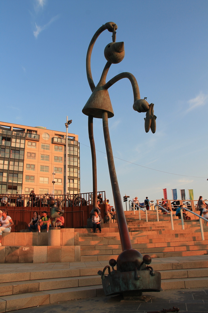 [rzeźby na plaży w Hadze]