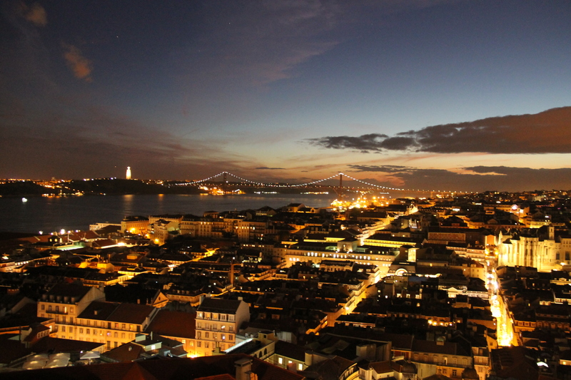 Wieczorny widok z dziedzińca Zamku św Jerzego w Lizbonie