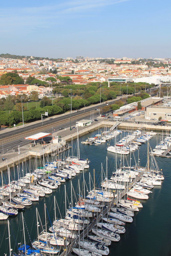 Widok z tarasu widokowego na pomniku Odkrywców - Lizbona