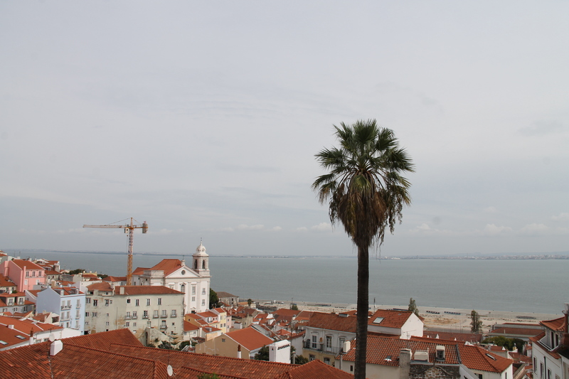 Widok z tarasu Miradouro das Portas do Sol - Lizbona