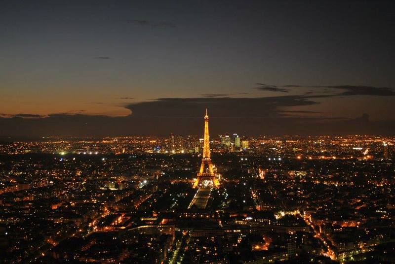 Widok z tarasu widokowego na wieży Montparnasse na Wieżę Eiffla w Paryżu