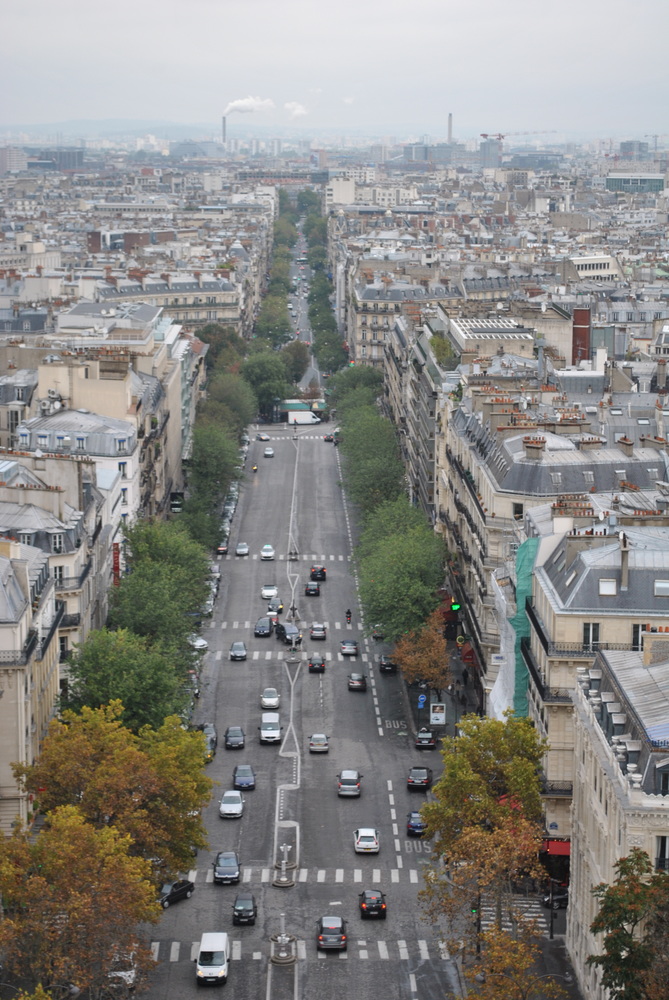 Widok z tarasu widokowego Łuku Triumfalnego w Paryżu