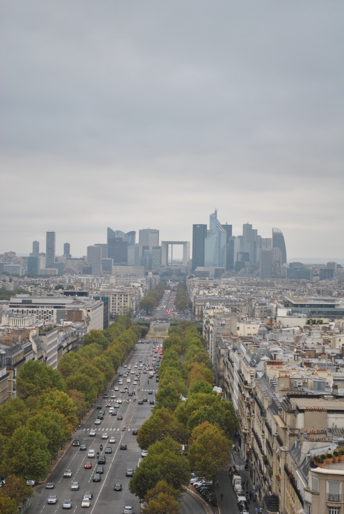 Widok z tarasu widokowego na Łuku Triumfalnym w Paryżu