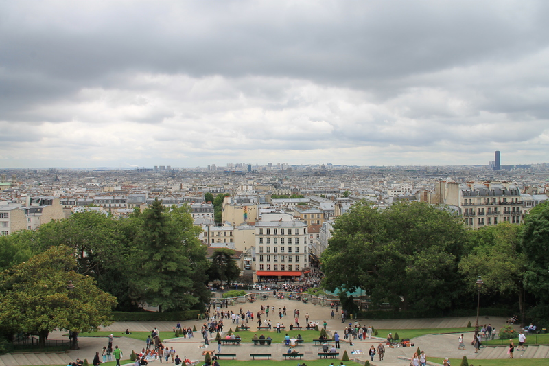 [Widok ze wzgórza Montmartre sprzed Bazyliki Sacre Coeur w Paryżu]
