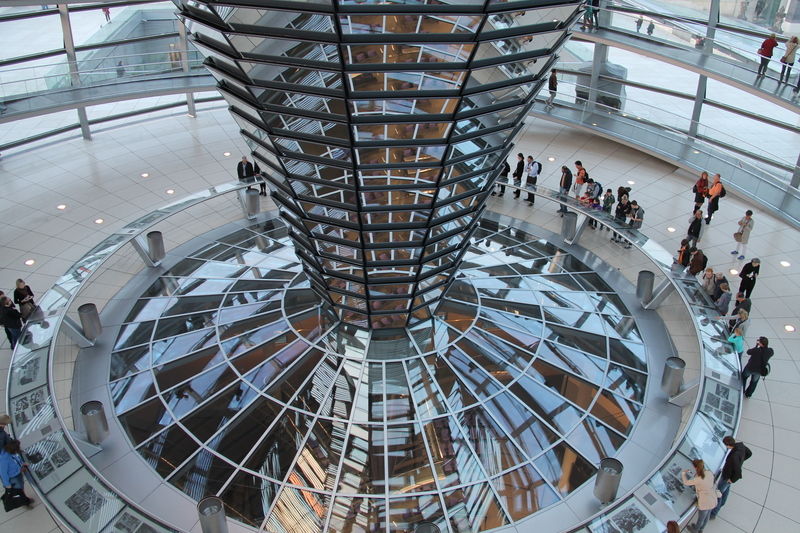 Wnętrze szklanej kopuły Reichstagu