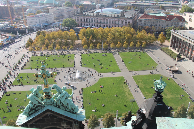 Widok na plac przed Katedrą w Berlinie z kopuły Katedry - Berliner Dom