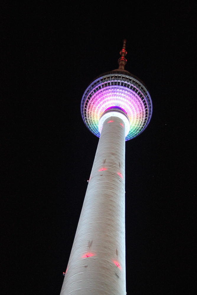 Berlin - podświetlona wieża telewizyjna wieczorem