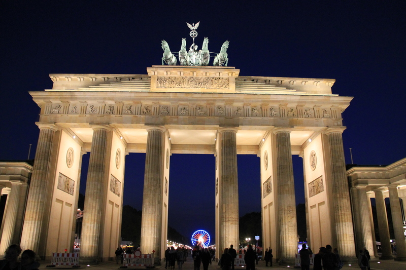 !Brama Brandenburska - Brandenburger Tor - zwieńczenie Alei Lip - Unter den Linden w Berlinie