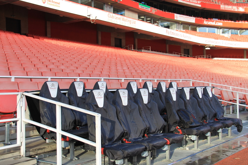 Ławka rezerwowych na stadionie Arsenalu