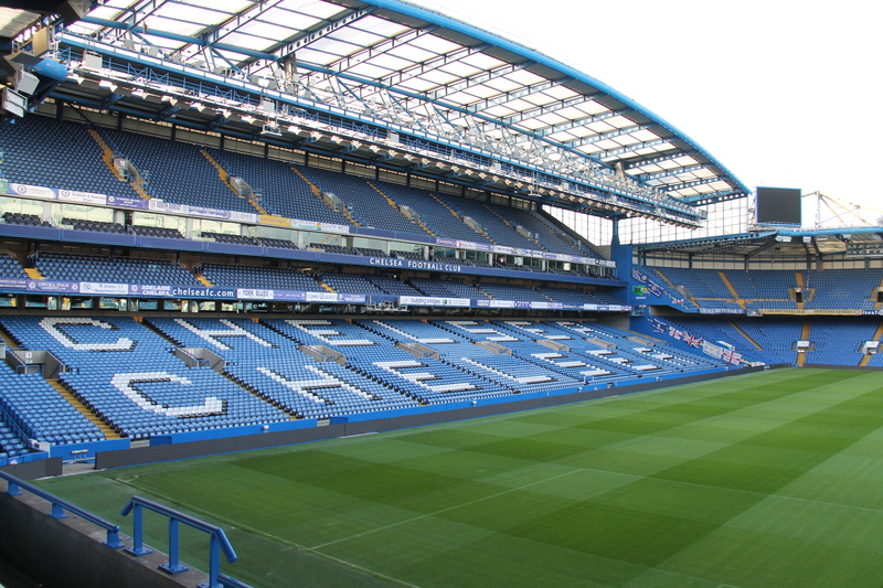 Trybuny stadionu Stamford Bridge - już na pierwszy rzut oka widać, że nie do końca do siebie pasują