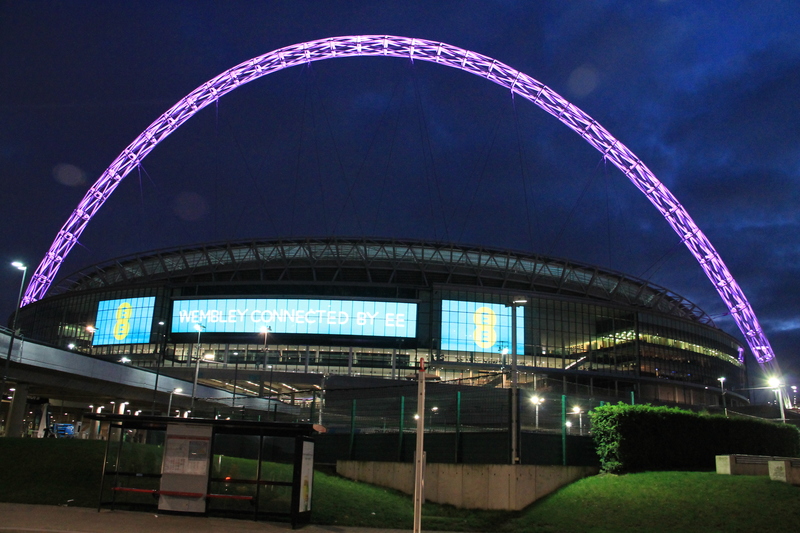 Wieczorny widok na łuk stadionu Wembley