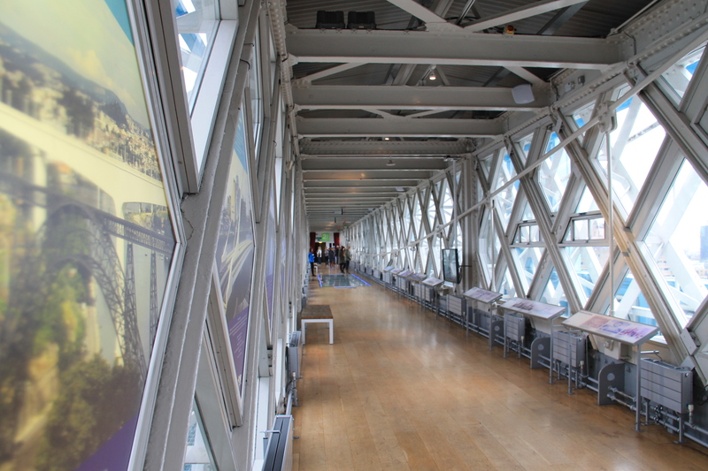 Przejście górną częścią kładki Tower Bridge w Londynie