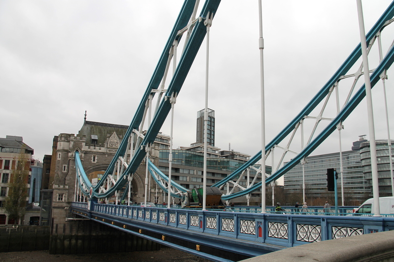 Przejście po moście Tower Bridge w Londynie
