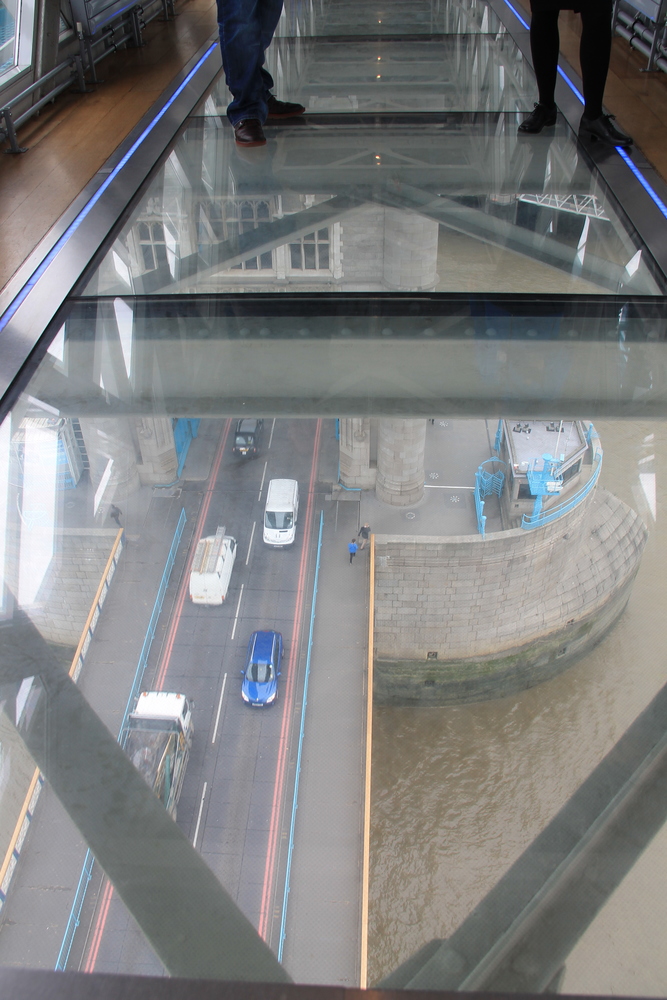 Szklana podłoga kładki Tower Bridge w Londynie