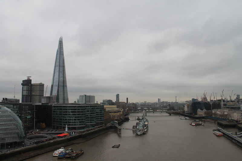 Widok z górnych pomostów Tower Bridge w Londynie