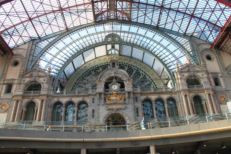 Wnętrze dworca kolejowego w Antwerpii - Antwerpen-Centraal