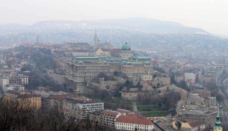 Widok z Góry Gellerta na Wzgórze Zamkowe w Budapeszcie