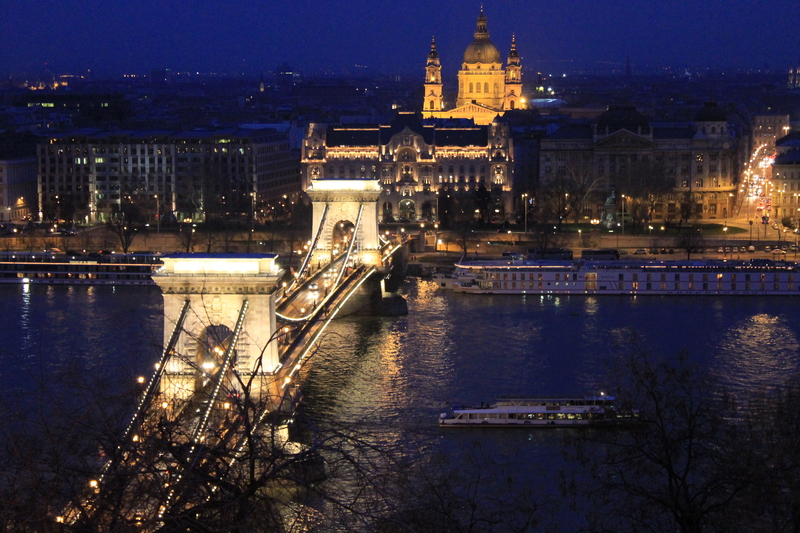 !Widok na Most Łańcuchowy ze wzgórza zamkowego w Budapeszcie