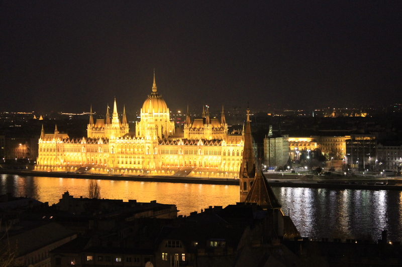 Widoki ze Wzgórza Zamkowego w Budapeszcie - Parlament