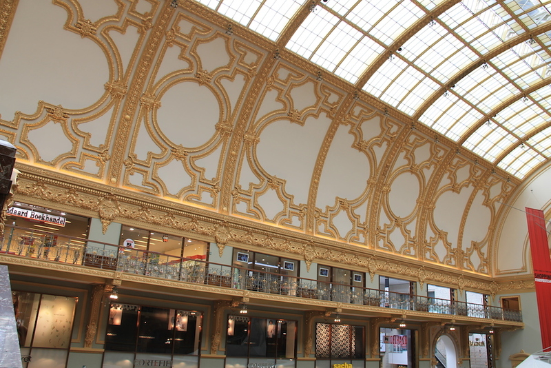 !Wnętrze centrum handlowego Stadsfeestzaal w Antwerpii