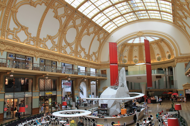 Wnętrze centrum handlowego Stadsfeestzaal w Antwerpii