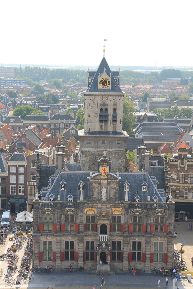 Widok na ratusz widokowej Nowego Kościoła w Delft