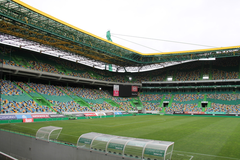 Boczne trybuny stadionu Sportingu