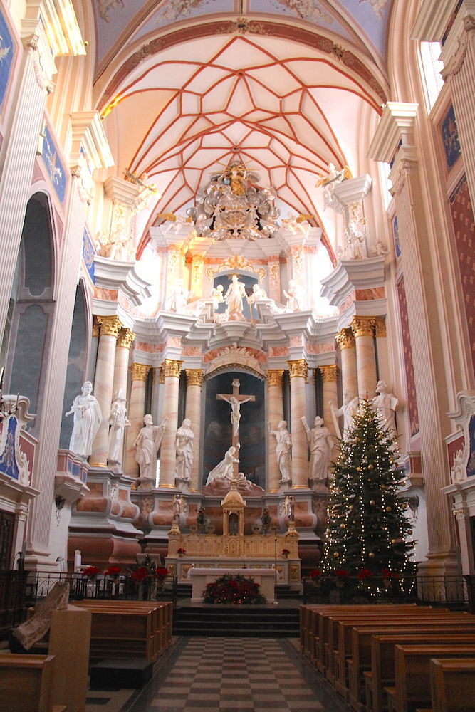 Wnętrze Bazyliki św. Piotra i Pawła w Kownie