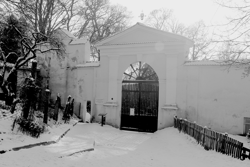 Przed wejściem na Cmentarz Bernardyński w Wilnie