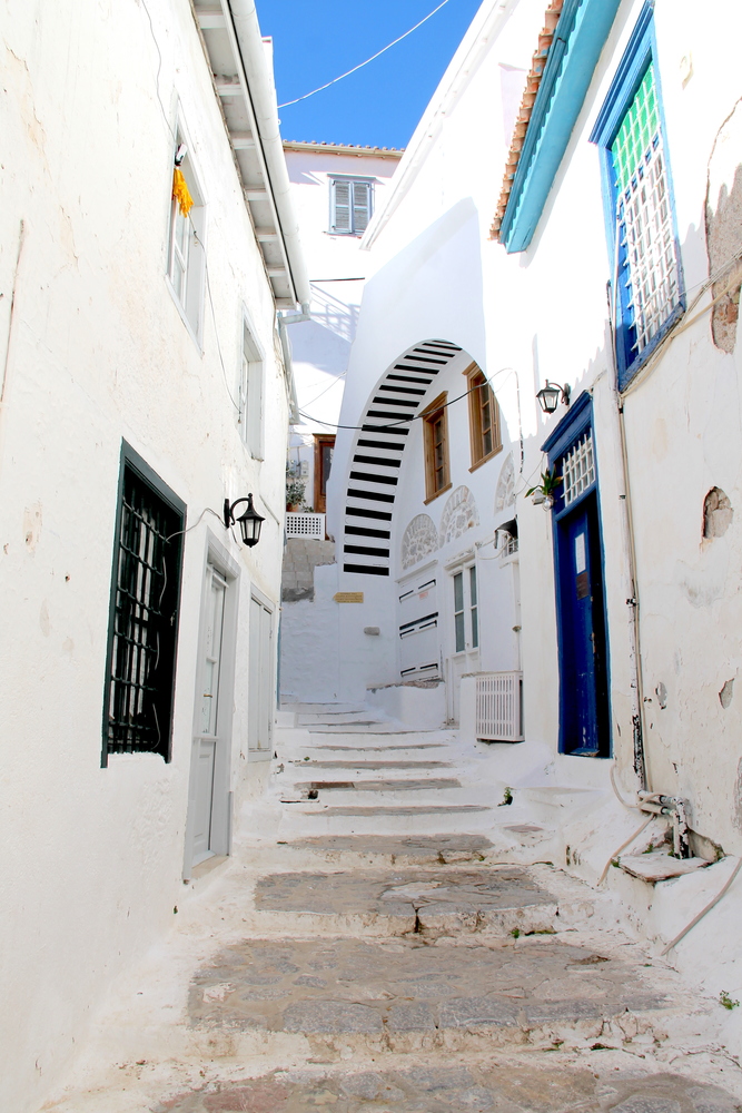 Białe wąskie uliczki i kręte schody na wyspie