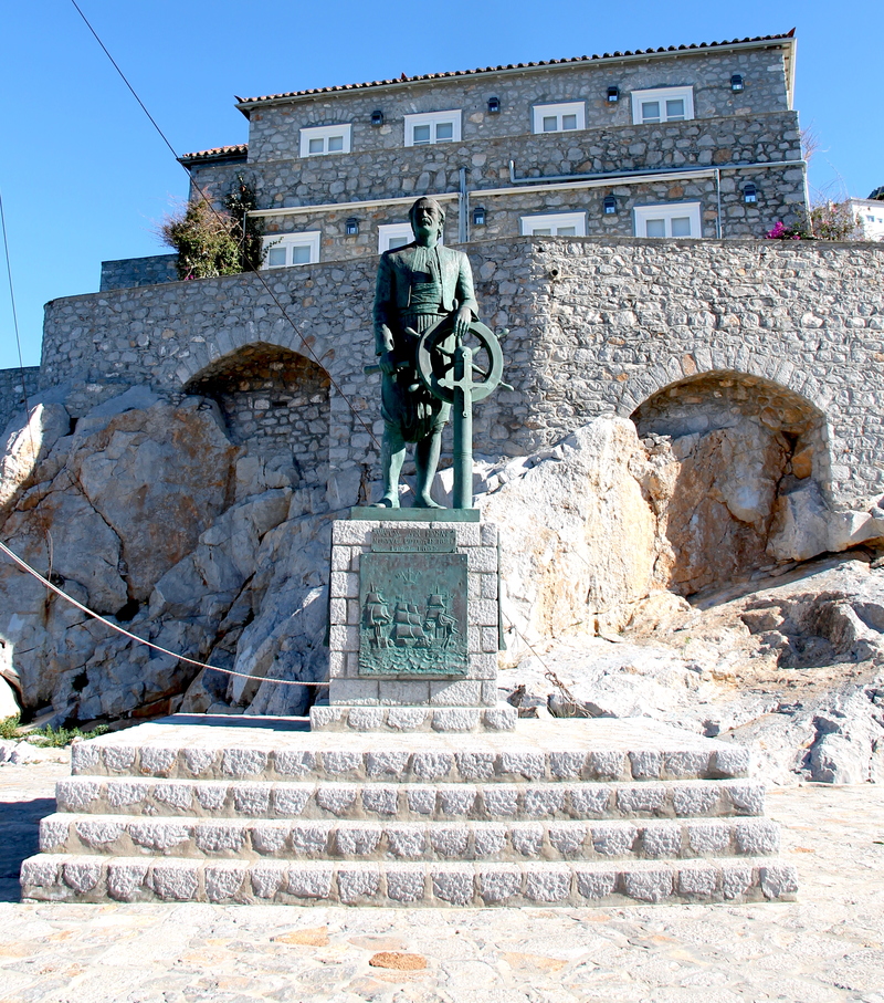!Statua greckiego admirała Andreas'a Miaoulis'a