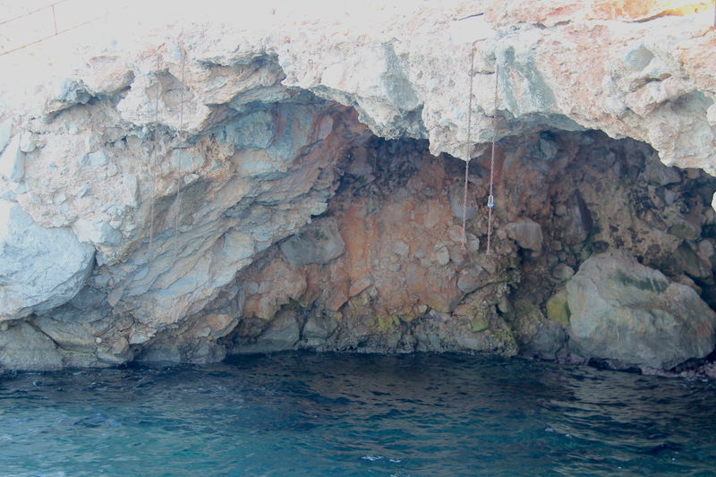 Grota w skale na wyspie Hydra