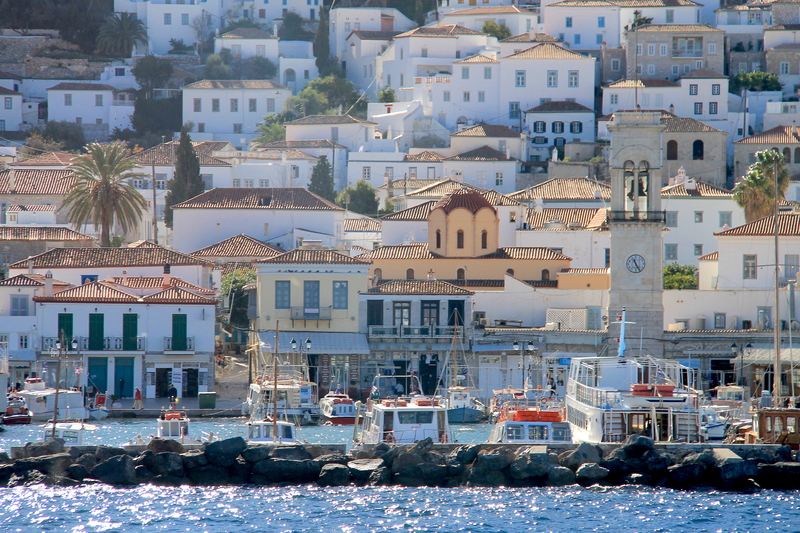 Mieniąca się w słońcu grecka wyspa Hydra podczas wpływania do portu