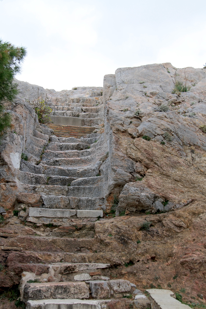 !Wejście schodami na wzgórze Aresa w Atenach