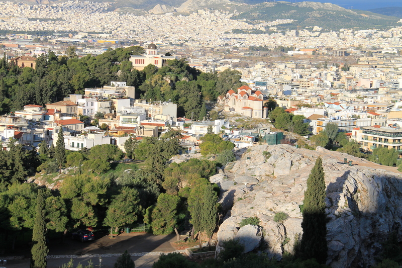 Widok ze wzgórza Akropolu na wzgórze Aresa