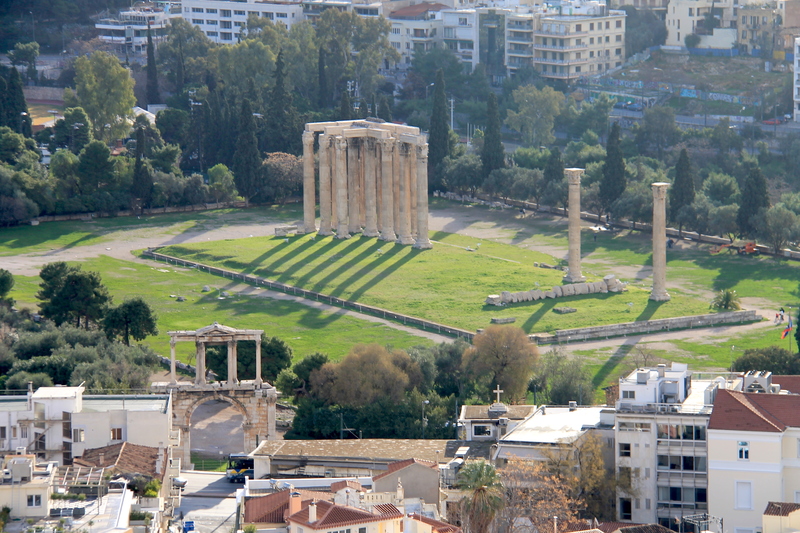 Widok ze wzgórza Akropolu na Świątynię Zeusa Olimpijskiego oraz Łuk Hadriana
