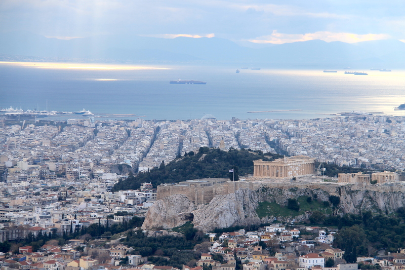 !Widok ze wzgórza Likawitos na Akropol i Zatokę Sarońską