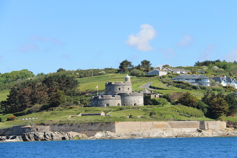 !Widok na Zamek w St. Mawes z łódki