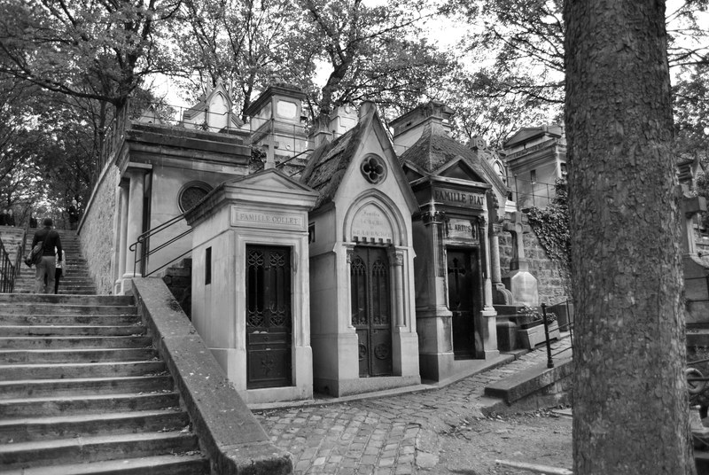 [typowe grobu na Cmentarzu Montmartre w Paryżu]