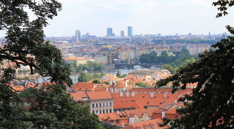 Widok na zabytki Pragi z Pałacu Lobkowiczów