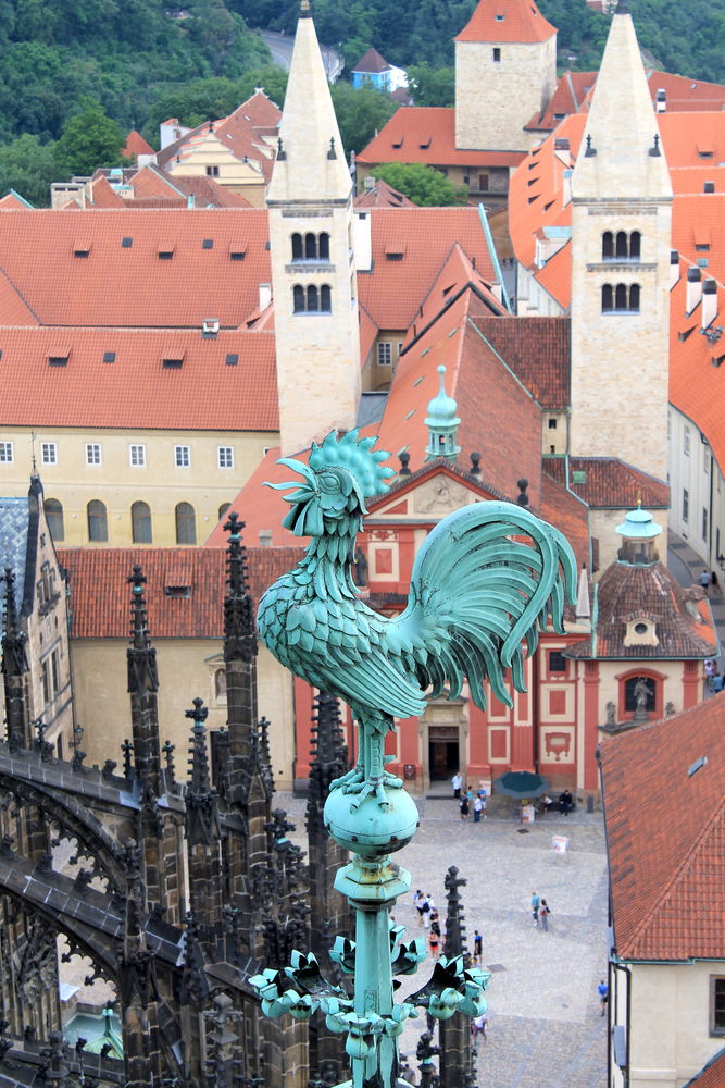 !Widok na Pragę i detale wieży Archikatedry Świętych Wita, Wacława i Wojciecha