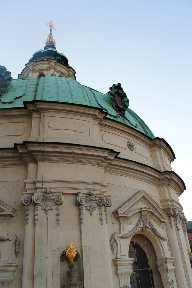 !widok z wieży na kopułę Kościoła św. Mikołaja w Pradze, w dzielnicy Mala Strana