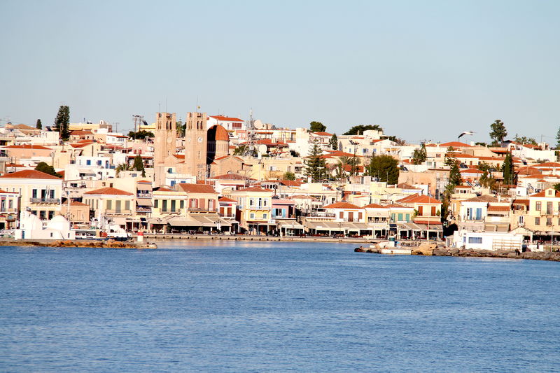Widok na grecką wyspę Egina podczas wpływania do portu
