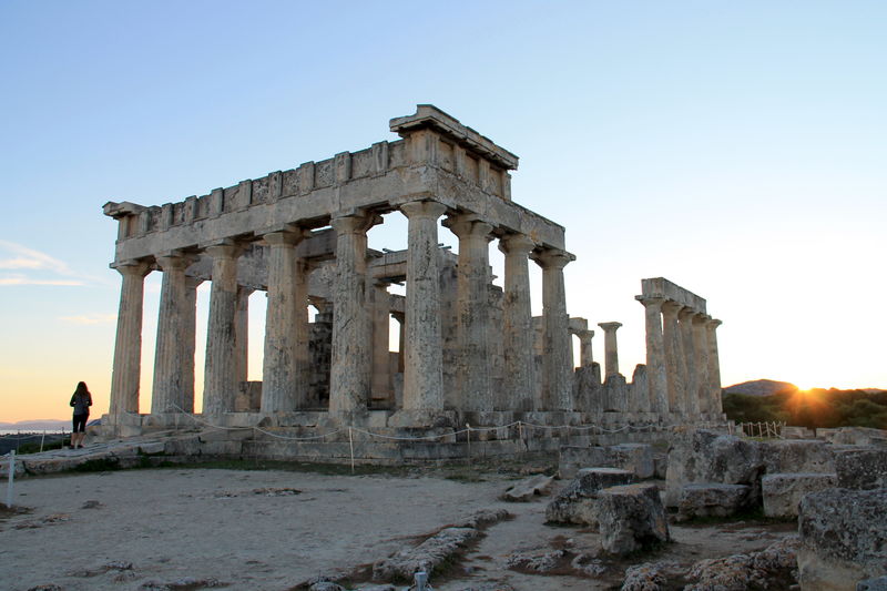 Grecka wyspa Egina i Świątynia Afai podczas zachodu słońca 