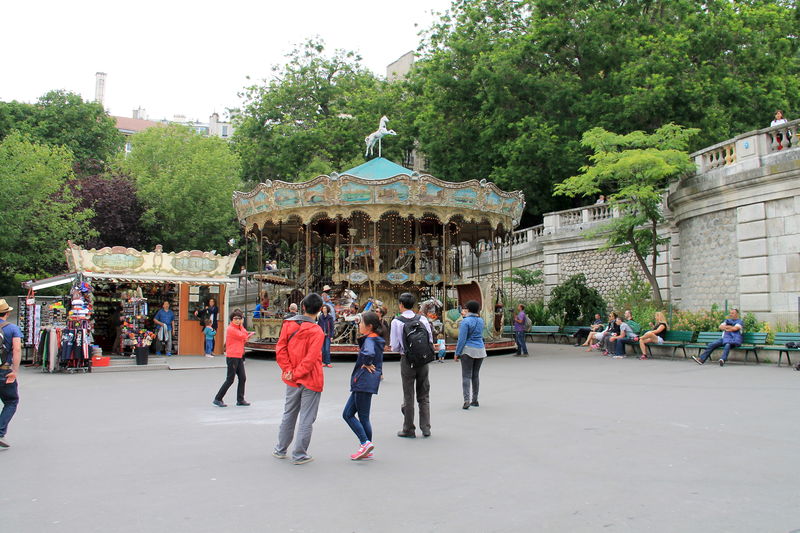 karuzela pod stopami Bazyliki na wzgórzu Montmartre