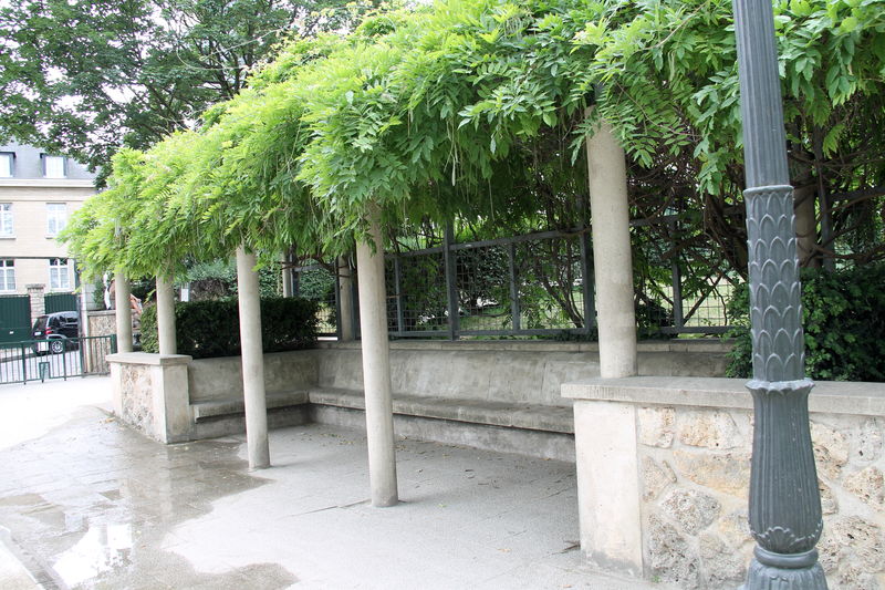 Mały park znajdujący się na tyłach Bazyliki Sacre Coeur - Montmartre, Paryż